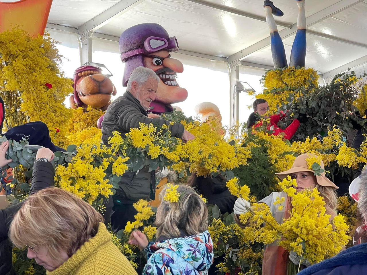 CHAR FLEURI DE L'UNC MANDELIEU A LA FÊTE DU MIMOSA — Union Nationale